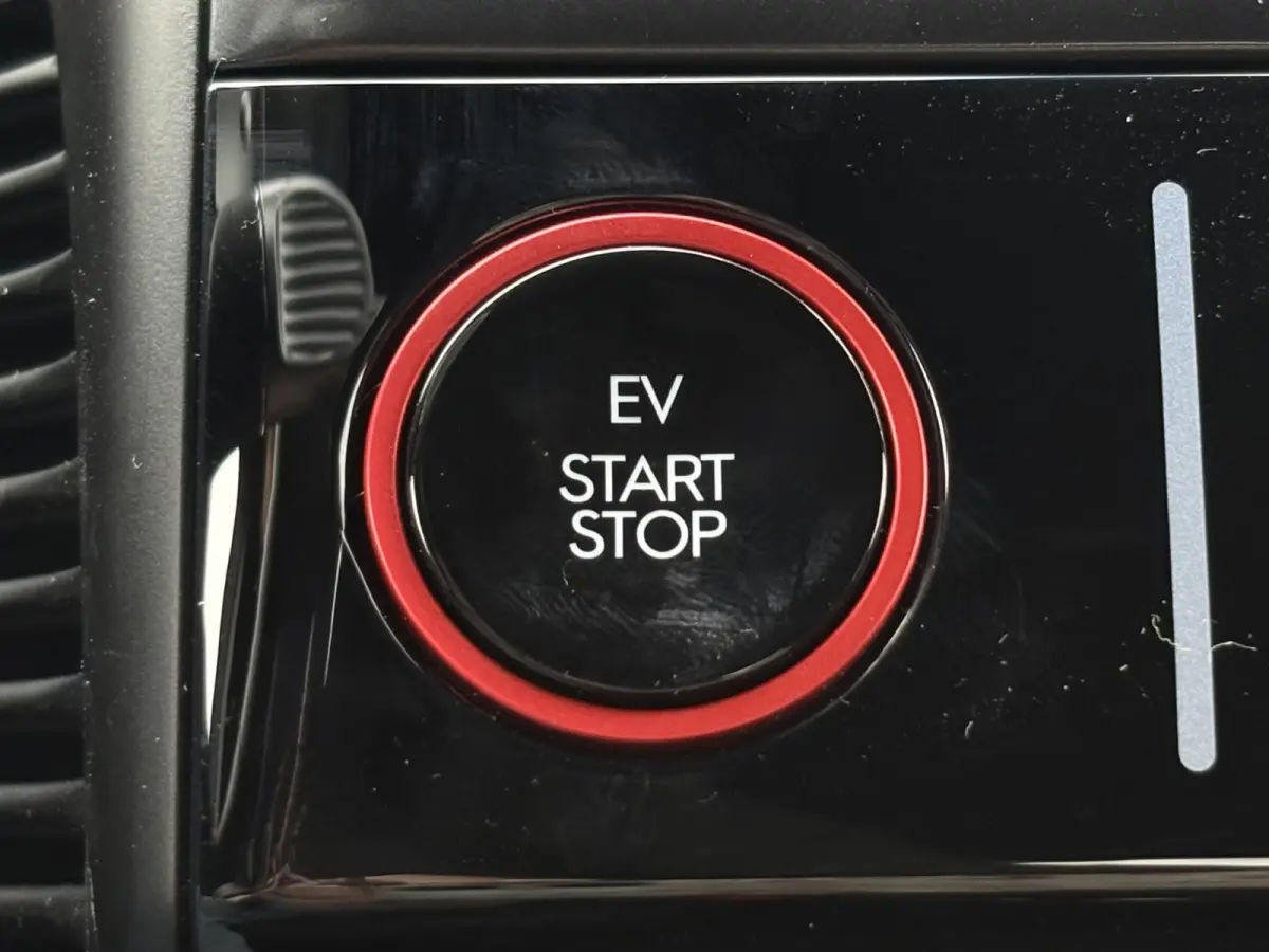 N Line Business 84 kWh / Ultimate Red / 20" lichtmetalen velgen / Apple Carplay/Android Auto / Achterruitrijcamera / Adaptieve Cruise control / DAB ontvanger / Dodehoekdetectie met correctie