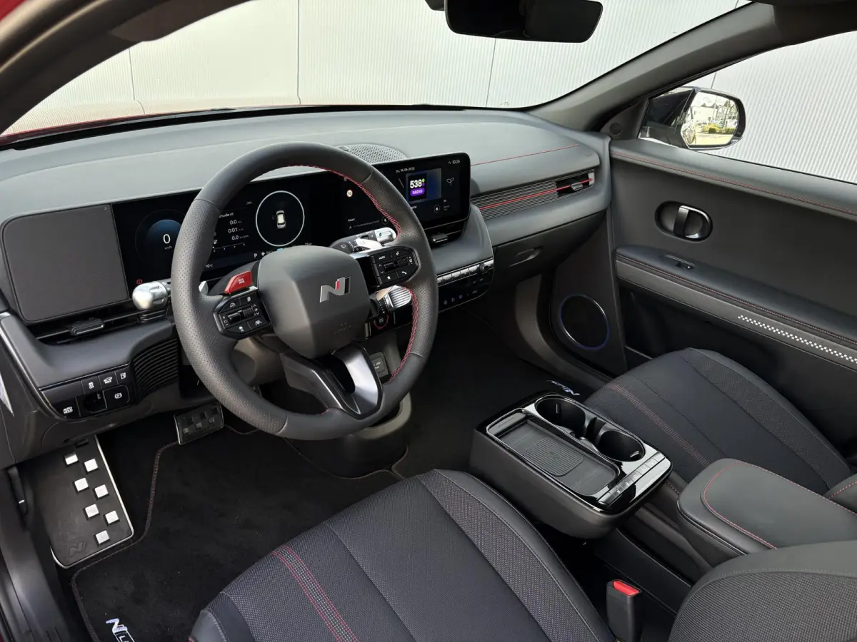 N Line Business 84 kWh / Ultimate Red / 20" lichtmetalen velgen / Apple Carplay/Android Auto / Achterruitrijcamera / Adaptieve Cruise control / DAB ontvanger / Dodehoekdetectie met correctie
