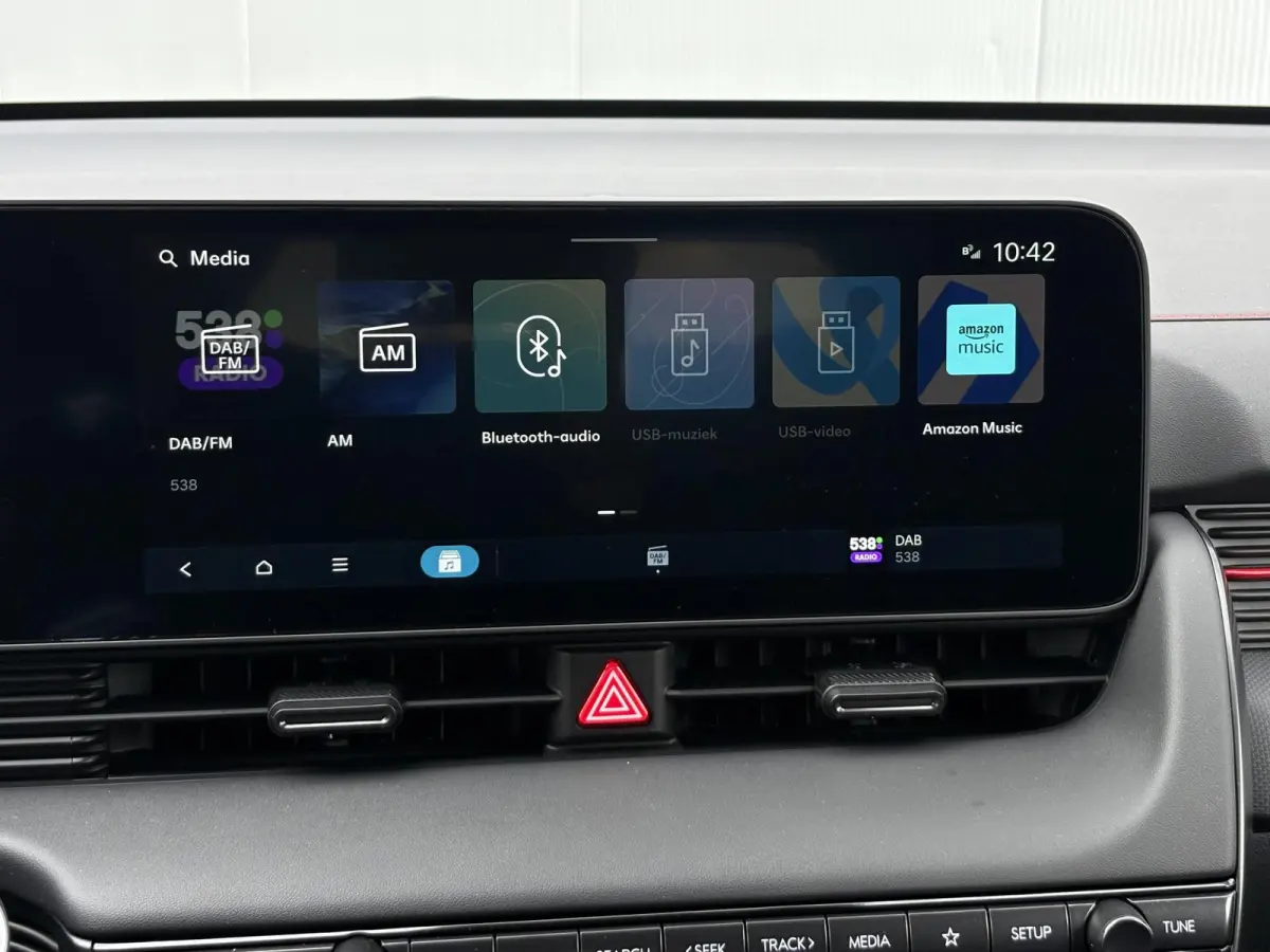 N Line Business 84 kWh / Ultimate Red / 20" lichtmetalen velgen / Apple Carplay/Android Auto / Achterruitrijcamera / Adaptieve Cruise control / DAB ontvanger / Dodehoekdetectie met correctie