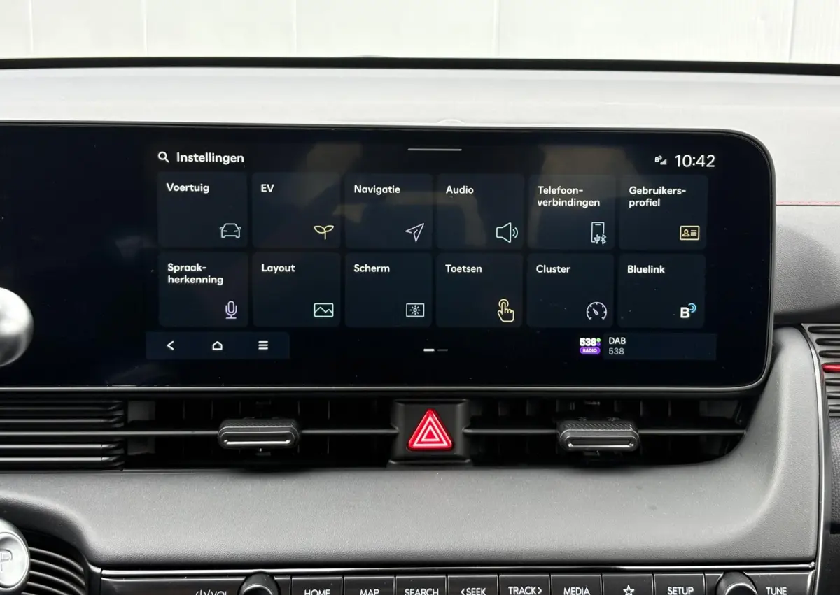 N Line Business 84 kWh / Ultimate Red / 20" lichtmetalen velgen / Apple Carplay/Android Auto / Achterruitrijcamera / Adaptieve Cruise control / DAB ontvanger / Dodehoekdetectie met correctie