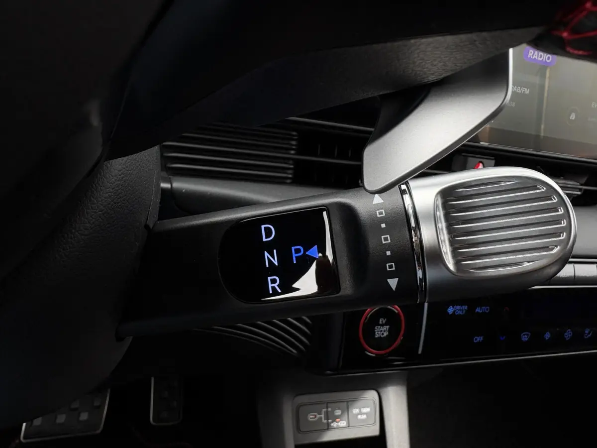N Line Business 84 kWh / Ultimate Red / 20" lichtmetalen velgen / Apple Carplay/Android Auto / Achterruitrijcamera / Adaptieve Cruise control / DAB ontvanger / Dodehoekdetectie met correctie
