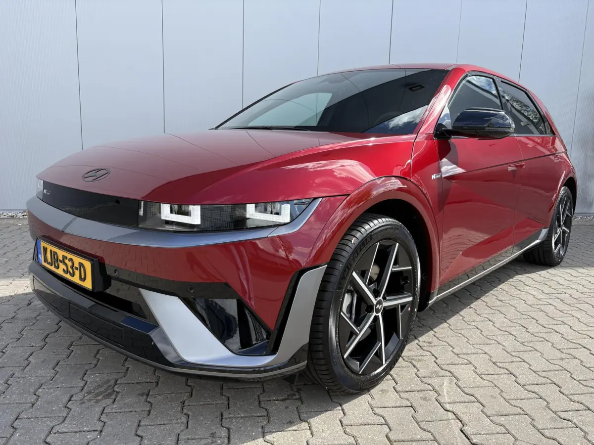 N Line Business 84 kWh / Ultimate Red / 20" lichtmetalen velgen / Apple Carplay/Android Auto / Achterruitrijcamera / Adaptieve Cruise control / DAB ontvanger / Dodehoekdetectie met correctie