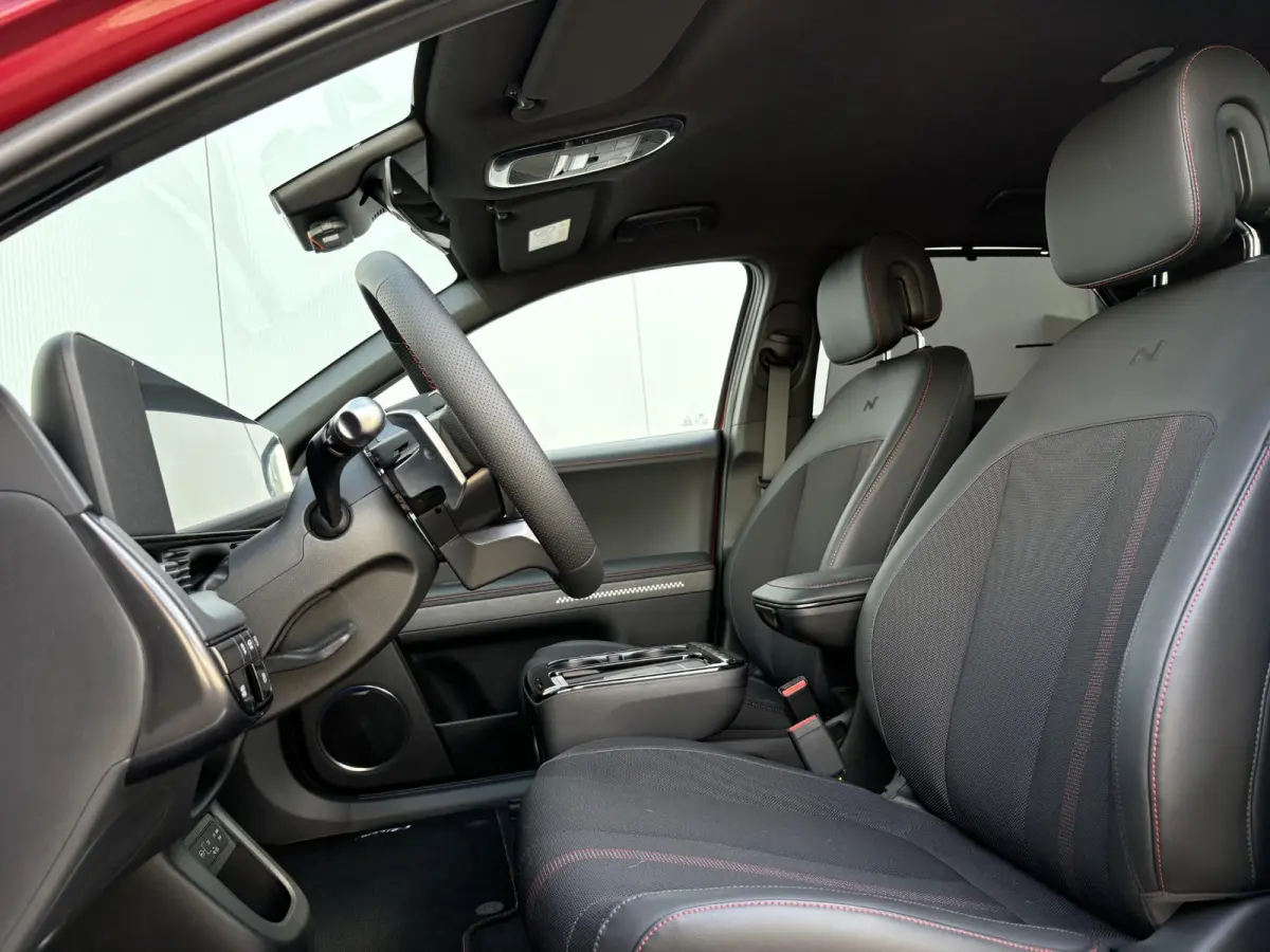 N Line Business 84 kWh / Ultimate Red / 20" lichtmetalen velgen / Apple Carplay/Android Auto / Achterruitrijcamera / Adaptieve Cruise control / DAB ontvanger / Dodehoekdetectie met correctie
