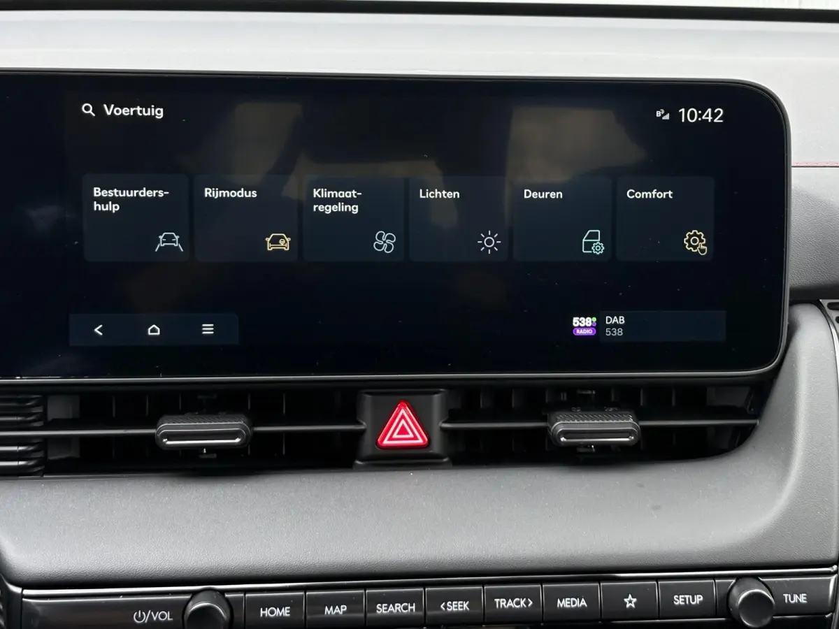N Line Business 84 kWh / Ultimate Red / 20" lichtmetalen velgen / Apple Carplay/Android Auto / Achterruitrijcamera / Adaptieve Cruise control / DAB ontvanger / Dodehoekdetectie met correctie