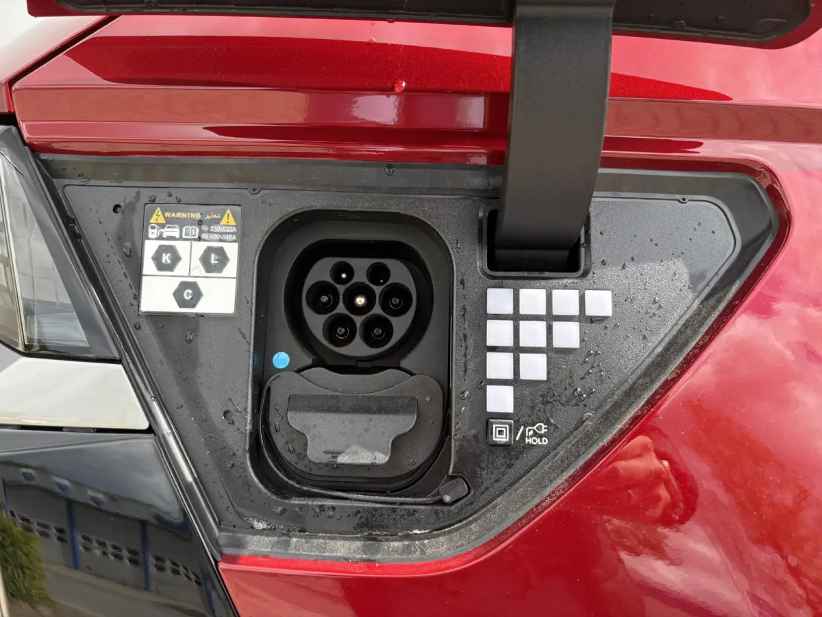 N Line Business 84 kWh / Ultimate Red / 20" lichtmetalen velgen / Apple Carplay/Android Auto / Achterruitrijcamera / Adaptieve Cruise control / DAB ontvanger / Dodehoekdetectie met correctie