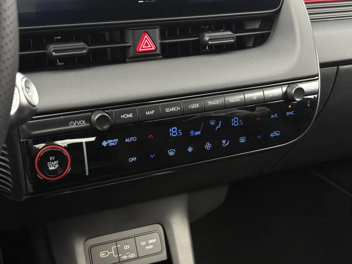 N Line Business 84 kWh / Ultimate Red / 20" lichtmetalen velgen / Apple Carplay/Android Auto / Achterruitrijcamera / Adaptieve Cruise control / DAB ontvanger / Dodehoekdetectie met correctie