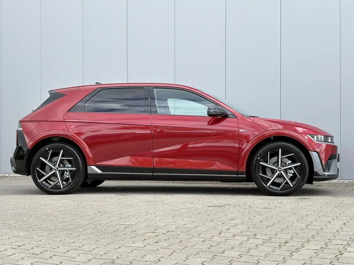 N Line Business 84 kWh / Ultimate Red / 20" lichtmetalen velgen / Apple Carplay/Android Auto / Achterruitrijcamera / Adaptieve Cruise control / DAB ontvanger / Dodehoekdetectie met correctie