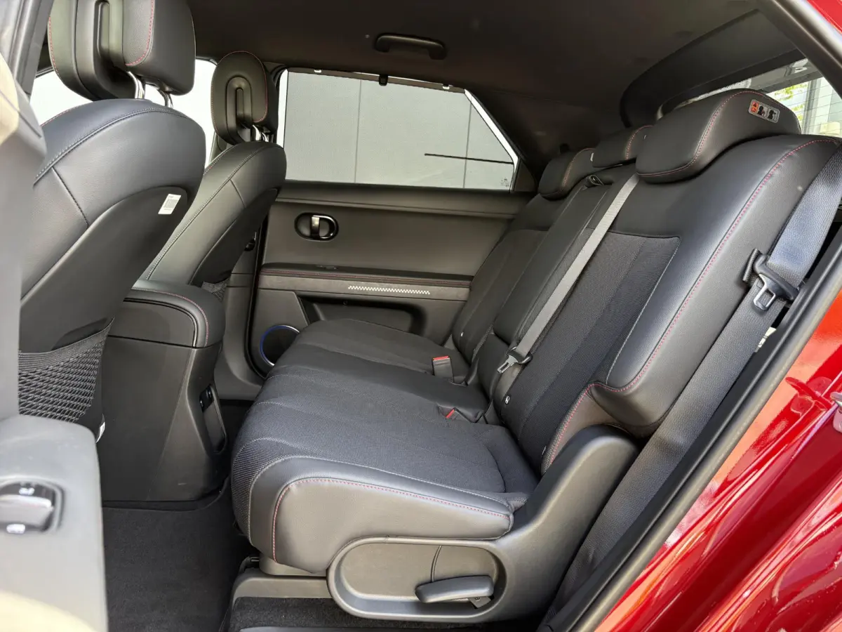 N Line Business 84 kWh / Ultimate Red / 20" lichtmetalen velgen / Apple Carplay/Android Auto / Achterruitrijcamera / Adaptieve Cruise control / DAB ontvanger / Dodehoekdetectie met correctie