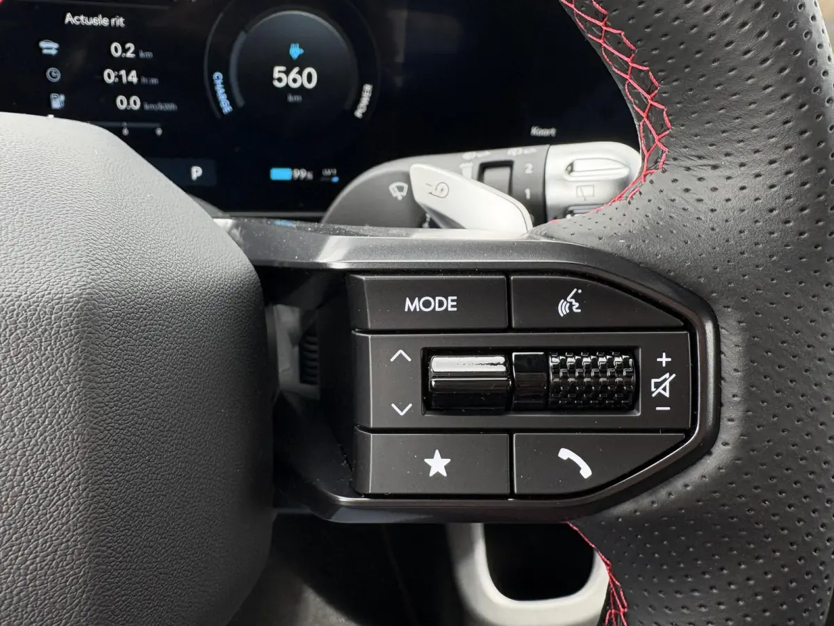 N Line Business 84 kWh / Ultimate Red / 20" lichtmetalen velgen / Apple Carplay/Android Auto / Achterruitrijcamera / Adaptieve Cruise control / DAB ontvanger / Dodehoekdetectie met correctie