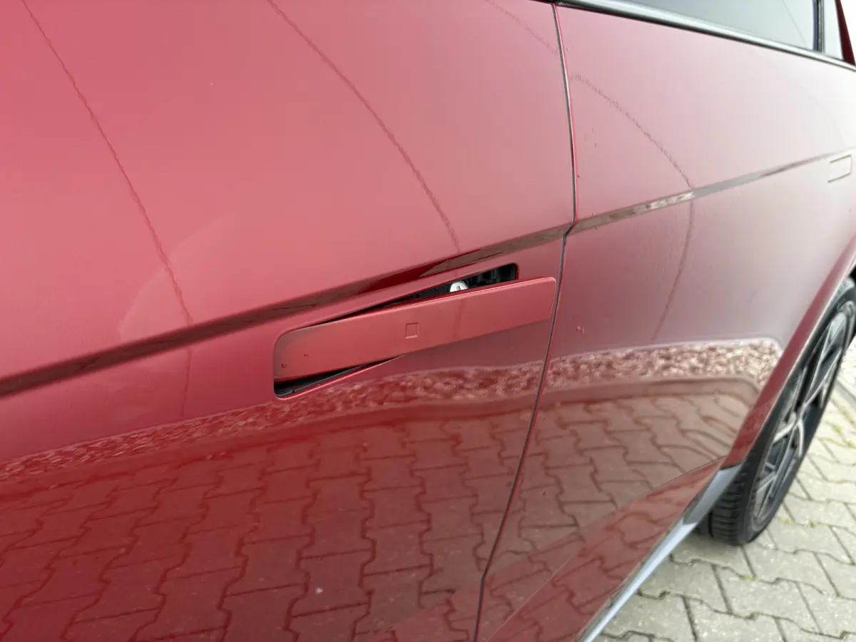 N Line Business 84 kWh / Ultimate Red / 20" lichtmetalen velgen / Apple Carplay/Android Auto / Achterruitrijcamera / Adaptieve Cruise control / DAB ontvanger / Dodehoekdetectie met correctie