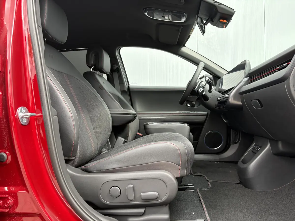 N Line Business 84 kWh / Ultimate Red / 20" lichtmetalen velgen / Apple Carplay/Android Auto / Achterruitrijcamera / Adaptieve Cruise control / DAB ontvanger / Dodehoekdetectie met correctie