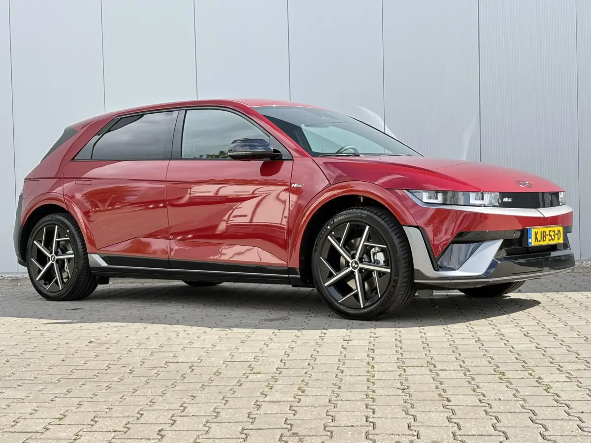 N Line Business 84 kWh / Ultimate Red / 20" lichtmetalen velgen / Apple Carplay/Android Auto / Achterruitrijcamera / Adaptieve Cruise control / DAB ontvanger / Dodehoekdetectie met correctie