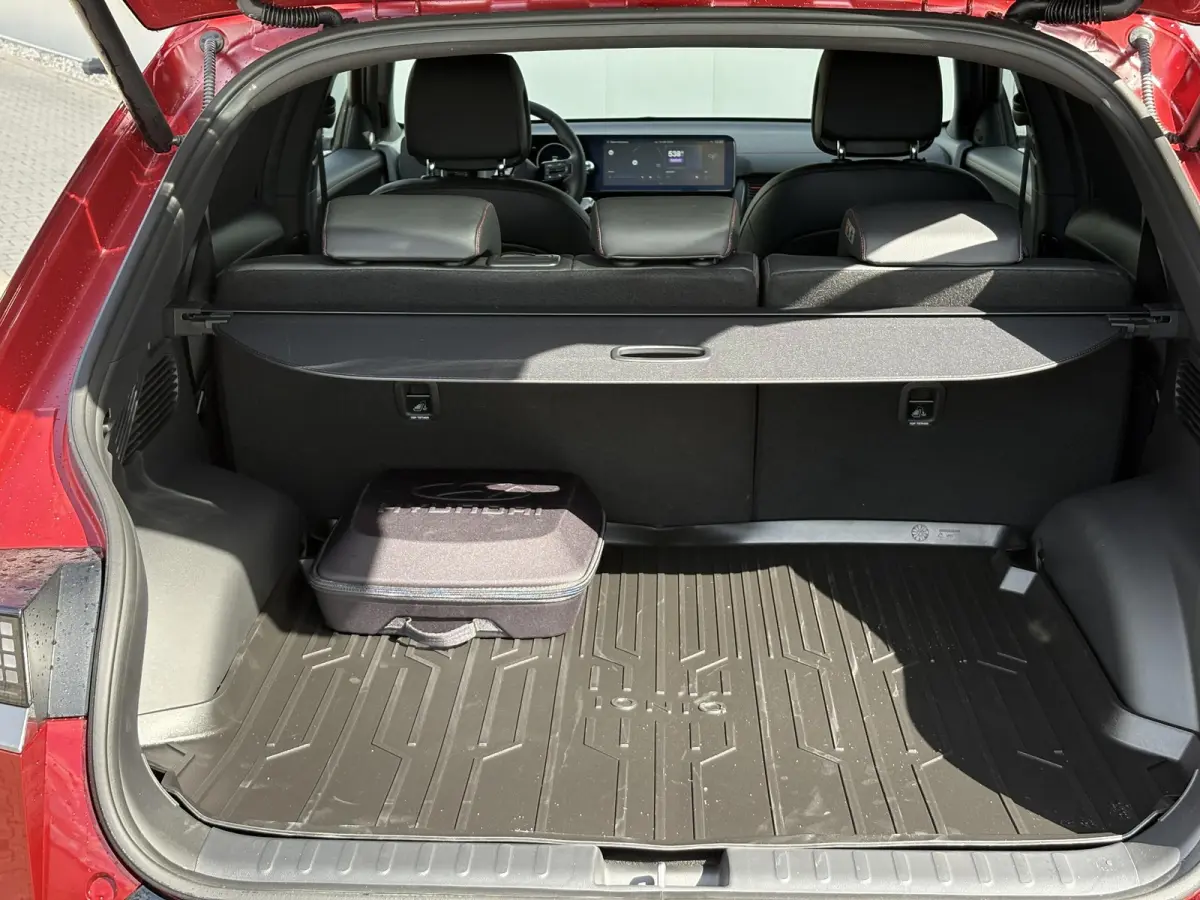 N Line Business 84 kWh / Ultimate Red / 20" lichtmetalen velgen / Apple Carplay/Android Auto / Achterruitrijcamera / Adaptieve Cruise control / DAB ontvanger / Dodehoekdetectie met correctie