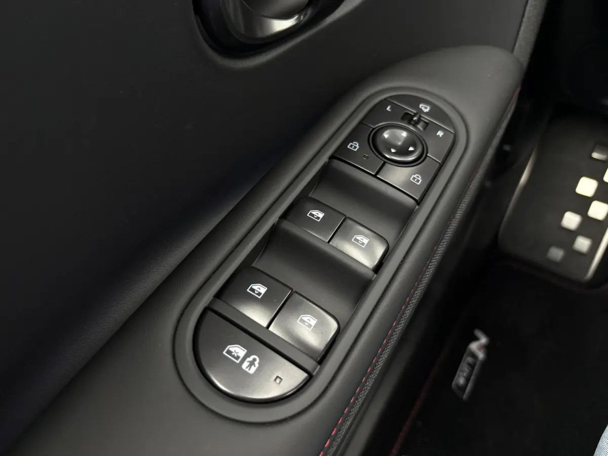 N Line Business 84 kWh / Ultimate Red / 20" lichtmetalen velgen / Apple Carplay/Android Auto / Achterruitrijcamera / Adaptieve Cruise control / DAB ontvanger / Dodehoekdetectie met correctie