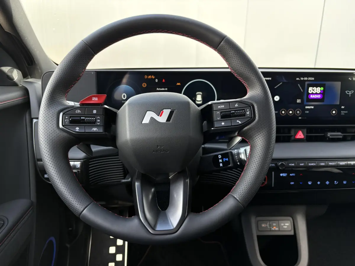 N Line Business 84 kWh / Ultimate Red / 20" lichtmetalen velgen / Apple Carplay/Android Auto / Achterruitrijcamera / Adaptieve Cruise control / DAB ontvanger / Dodehoekdetectie met correctie