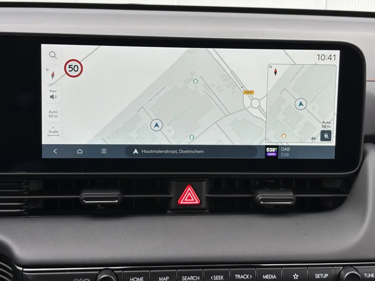 N Line Business 84 kWh / Ultimate Red / 20" lichtmetalen velgen / Apple Carplay/Android Auto / Achterruitrijcamera / Adaptieve Cruise control / DAB ontvanger / Dodehoekdetectie met correctie