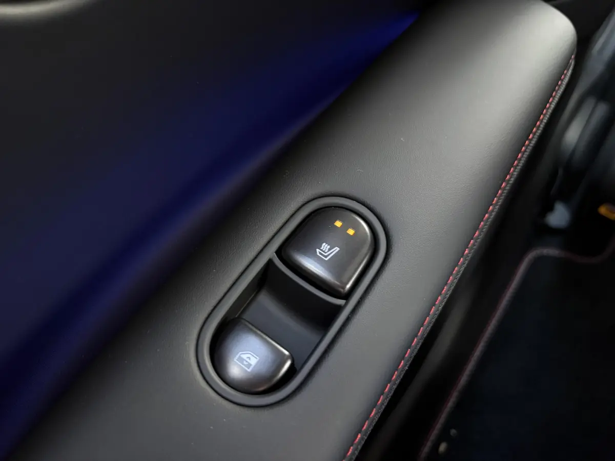 N Line Business 84 kWh / Ultimate Red / 20" lichtmetalen velgen / Apple Carplay/Android Auto / Achterruitrijcamera / Adaptieve Cruise control / DAB ontvanger / Dodehoekdetectie met correctie
