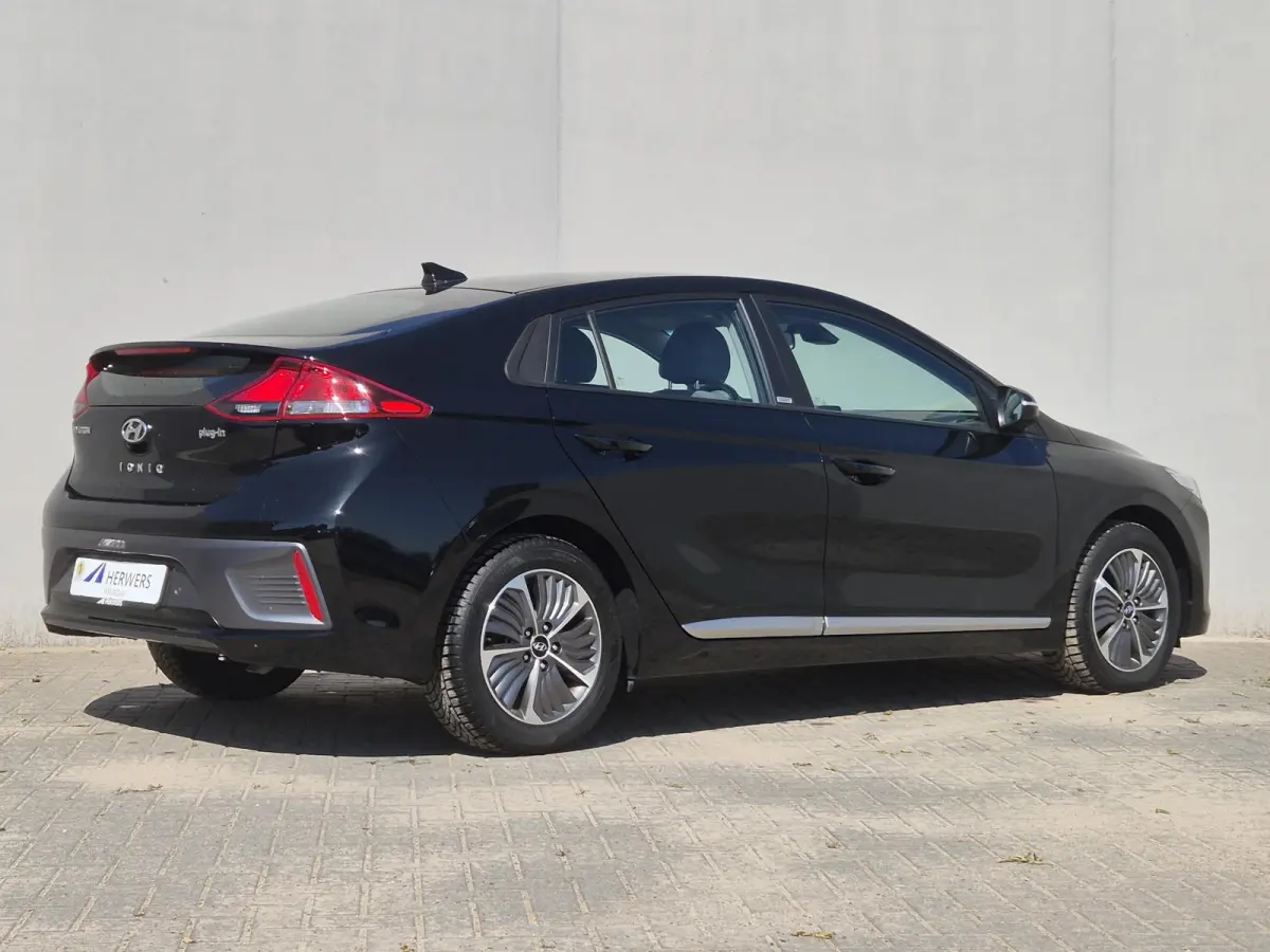 1.6 GDi PHEV Comfort / SOH 95.9% / All season banden / Stuur- & Stoelverwarming / Navigatie via Apple Carplay of Android Auto / Achteruitrijcamera / Cruise control / Parkeersensoren achter /