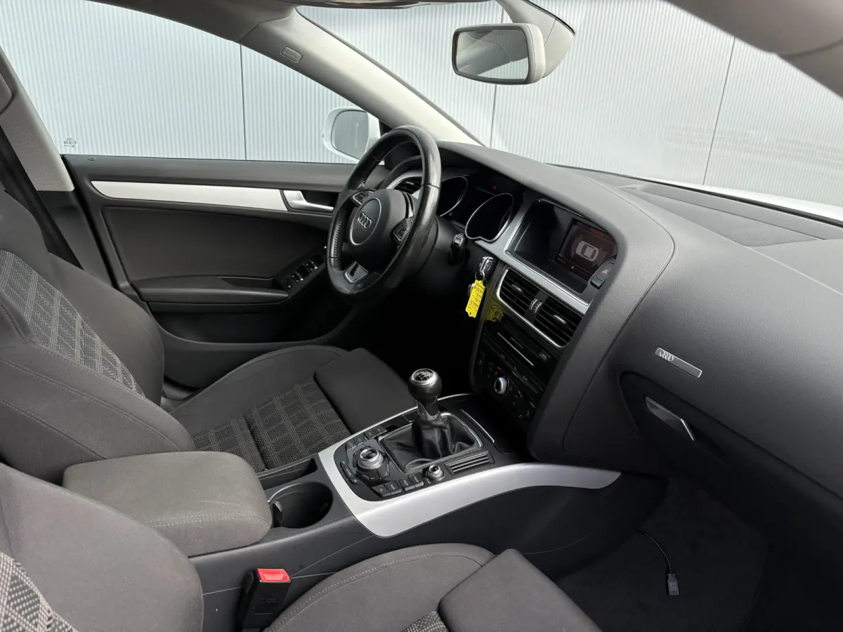 1.8 TFSI Business Edition / Trekhaak Geremd 1.500 kg / Navigatie / Cruise control / Airco / Bi-xenon koplampen / | Bi-xenon koplampen | Cruise control | Lendesteunen (verstelbaar)