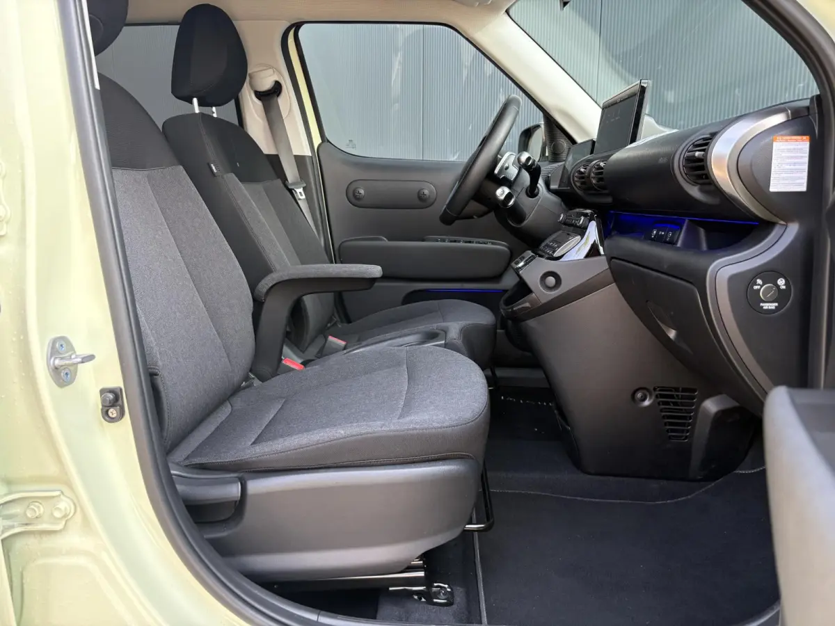 Evolve 49 kWh | Apple Carplay/Android Auto | Autonomous Emergency Braking | Buttercream Yellow