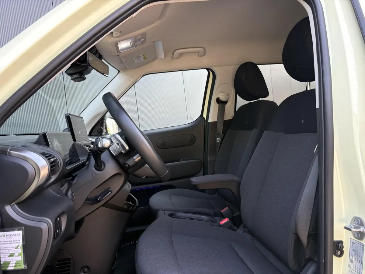 Evolve 49 kWh | Apple Carplay/Android Auto | Autonomous Emergency Braking | Buttercream Yellow