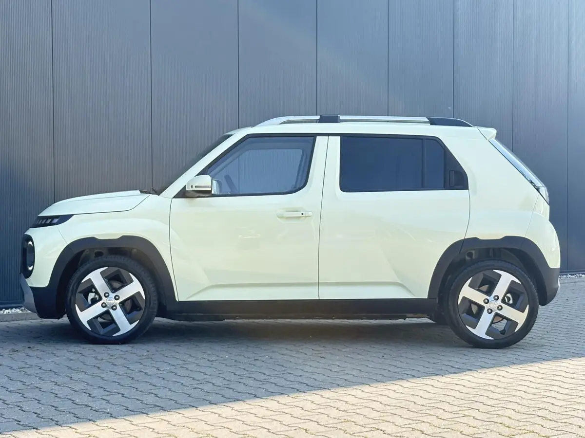 Evolve 49 kWh | Apple Carplay/Android Auto | Autonomous Emergency Braking | Buttercream Yellow