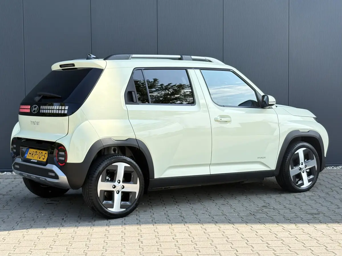 Evolve 49 kWh | Apple Carplay/Android Auto | Autonomous Emergency Braking | Buttercream Yellow