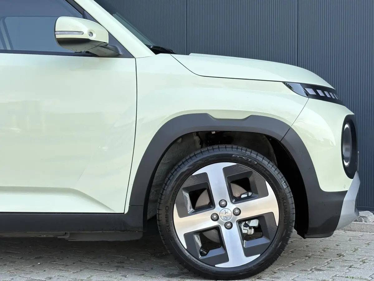 Evolve 49 kWh | Apple Carplay/Android Auto | Autonomous Emergency Braking | Buttercream Yellow