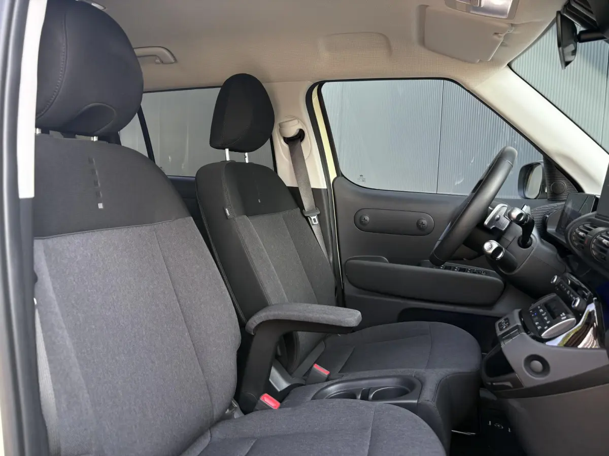 Evolve 49 kWh | Apple Carplay/Android Auto | Autonomous Emergency Braking | Buttercream Yellow