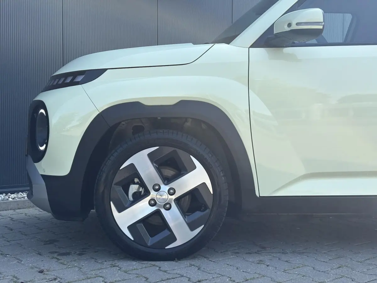 Evolve 49 kWh | Apple Carplay/Android Auto | Autonomous Emergency Braking | Buttercream Yellow