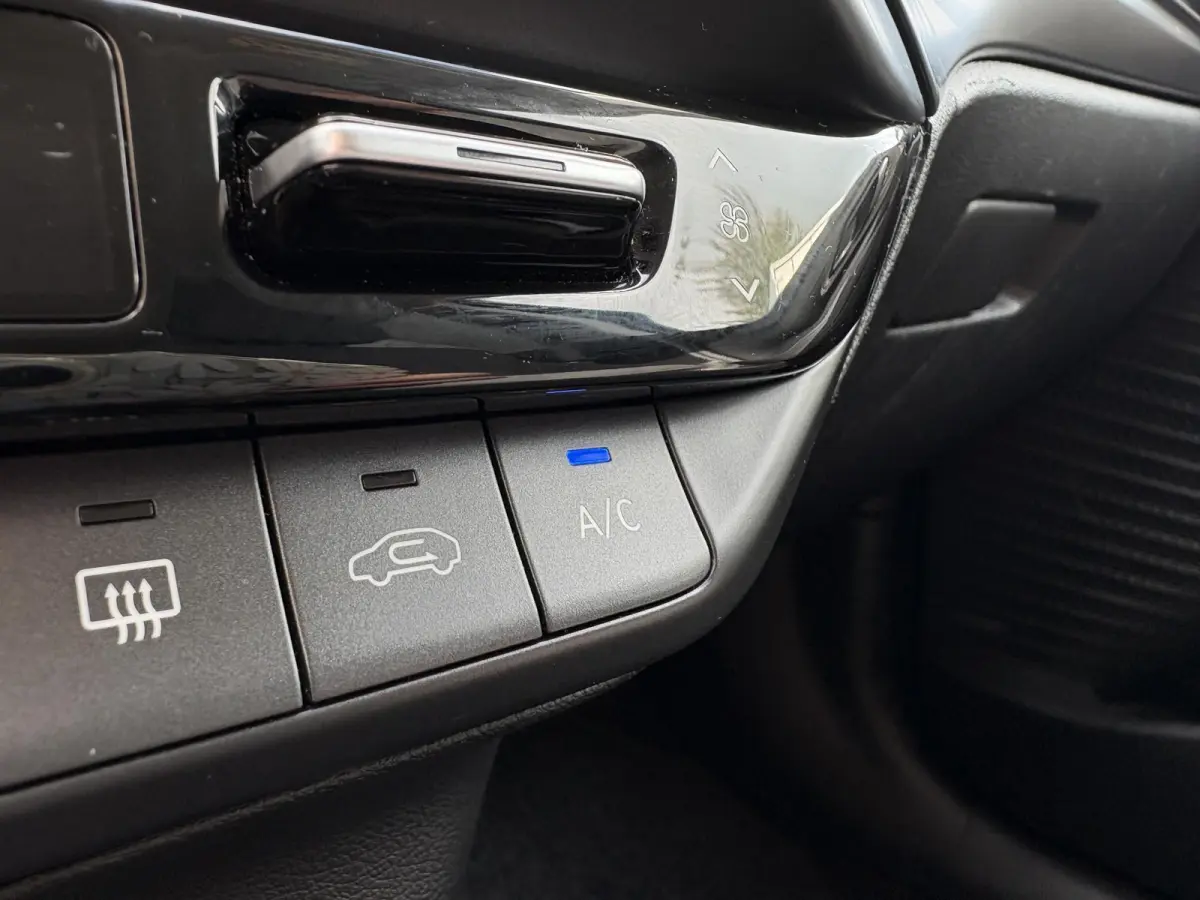 1.0 T-GDI Premium / Keyless entry / Climate control / Navigatie / Verwarmde stoelen + stuurwiel / Apple carplay/Android Auto / Trekhaak geremd 1.110 kg / | Achteruitrijcamera | Apple Carplay