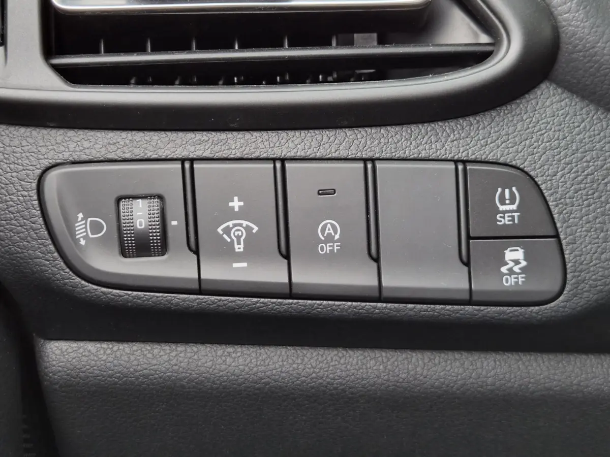 1.0 T-GDi MHEV Comfort / Fabrieksgarantie tot 07-2029 / Dealer onderhouden / All season banden / Stuur- & Stoelverwarming / Adaptief cruise control / Achteruitrijcamera / Keyless Entry/Start