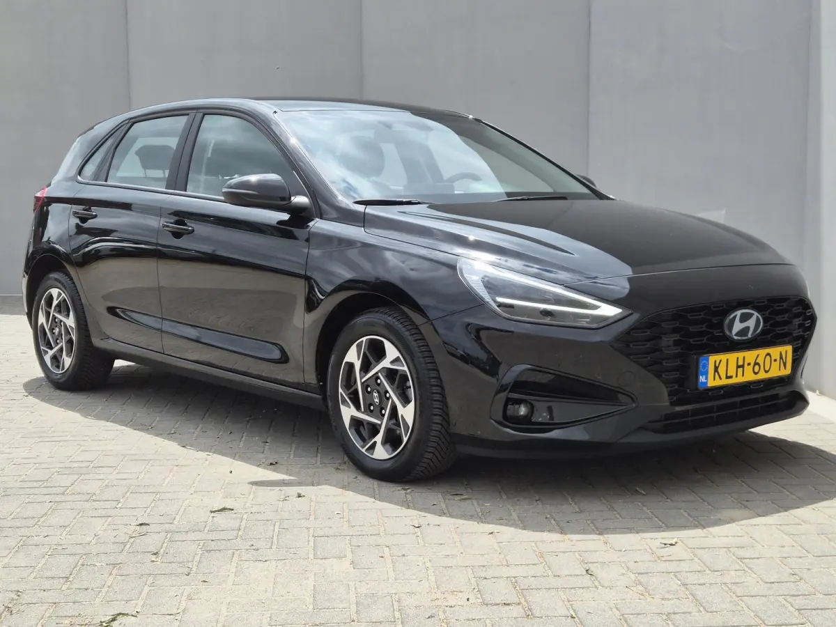 1.0 T-GDi MHEV Comfort / Fabrieksgarantie tot 07-2029 / Dealer onderhouden / All season banden / Stuur- & Stoelverwarming / Adaptief cruise control / Achteruitrijcamera / Keyless Entry/Start