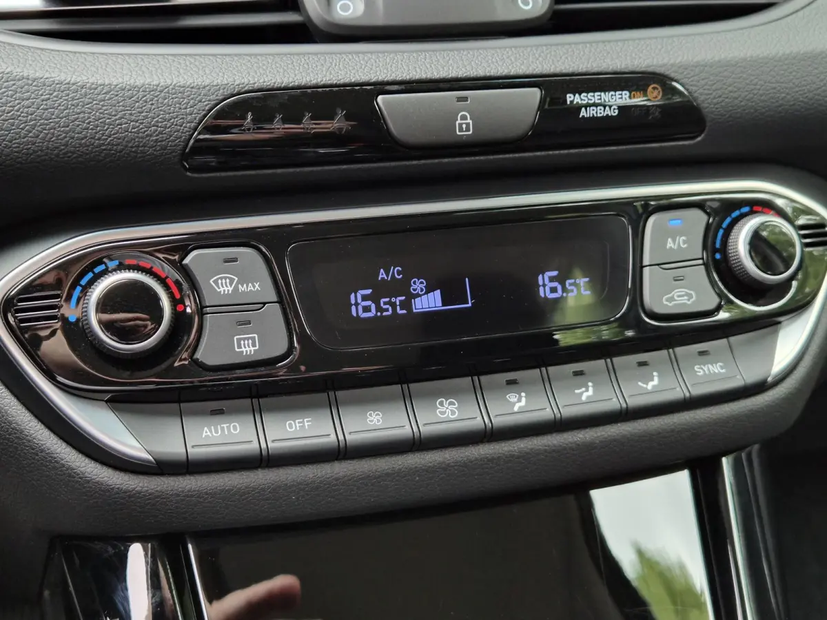 1.0 T-GDi MHEV Comfort / Fabrieksgarantie tot 07-2029 / Dealer onderhouden / All season banden / Stuur- & Stoelverwarming / Adaptief cruise control / Achteruitrijcamera / Keyless Entry/Start