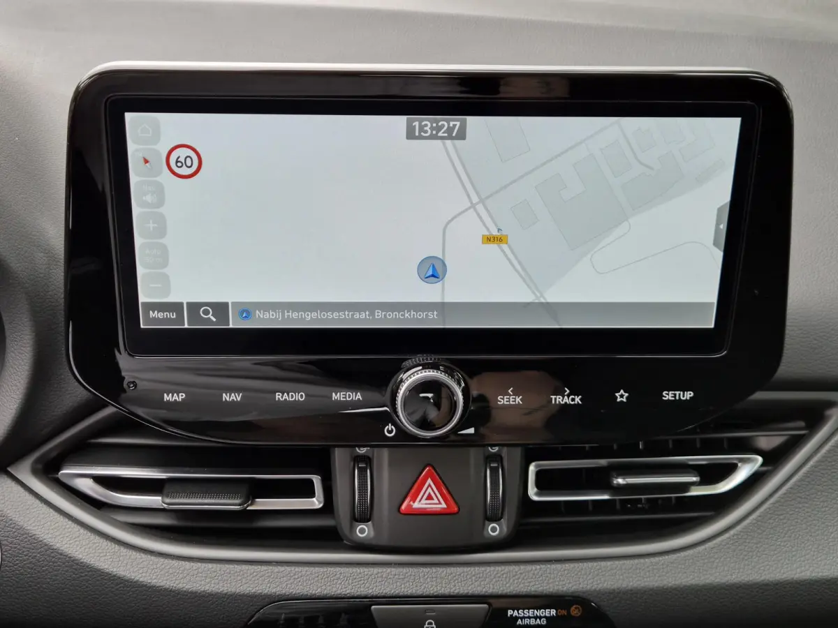 1.0 T-GDi MHEV Comfort / Fabrieksgarantie tot 07-2029 / Dealer onderhouden / All season banden / Stuur- & Stoelverwarming / Adaptief cruise control / Achteruitrijcamera / Keyless Entry/Start