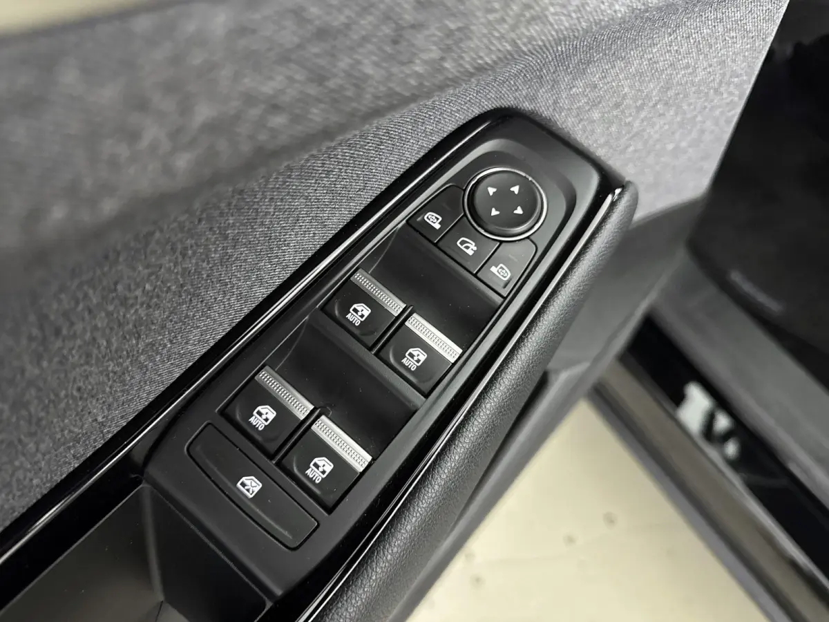 1.2 mild hybrid advanced 130Pk equilibre | Draadloze Carplay | Trekhaak Afneembaar | Parkeersensoren Voor & Achter | Achteruitrijcamera | Keyless Entry | Climate Control | Privacy Glass |