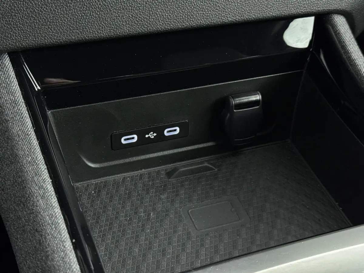 1.2 mild hybrid advanced 130Pk equilibre | Draadloze Carplay | Trekhaak Afneembaar | Parkeersensoren Voor & Achter | Achteruitrijcamera | Keyless Entry | Climate Control | Privacy Glass |