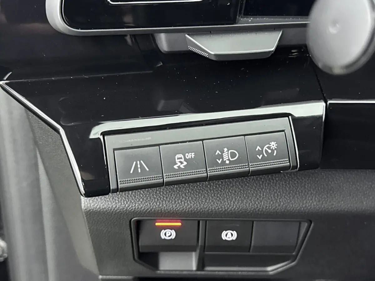 1.2 mild hybrid advanced 130Pk equilibre | Draadloze Carplay | Trekhaak Afneembaar | Parkeersensoren Voor & Achter | Achteruitrijcamera | Keyless Entry | Climate Control | Privacy Glass |
