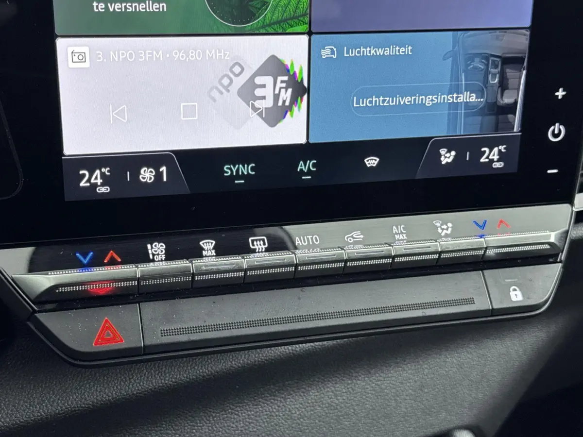 1.2 mild hybrid advanced 130Pk equilibre | Draadloze Carplay | Trekhaak Afneembaar | Parkeersensoren Voor & Achter | Achteruitrijcamera | Keyless Entry | Climate Control | Privacy Glass |