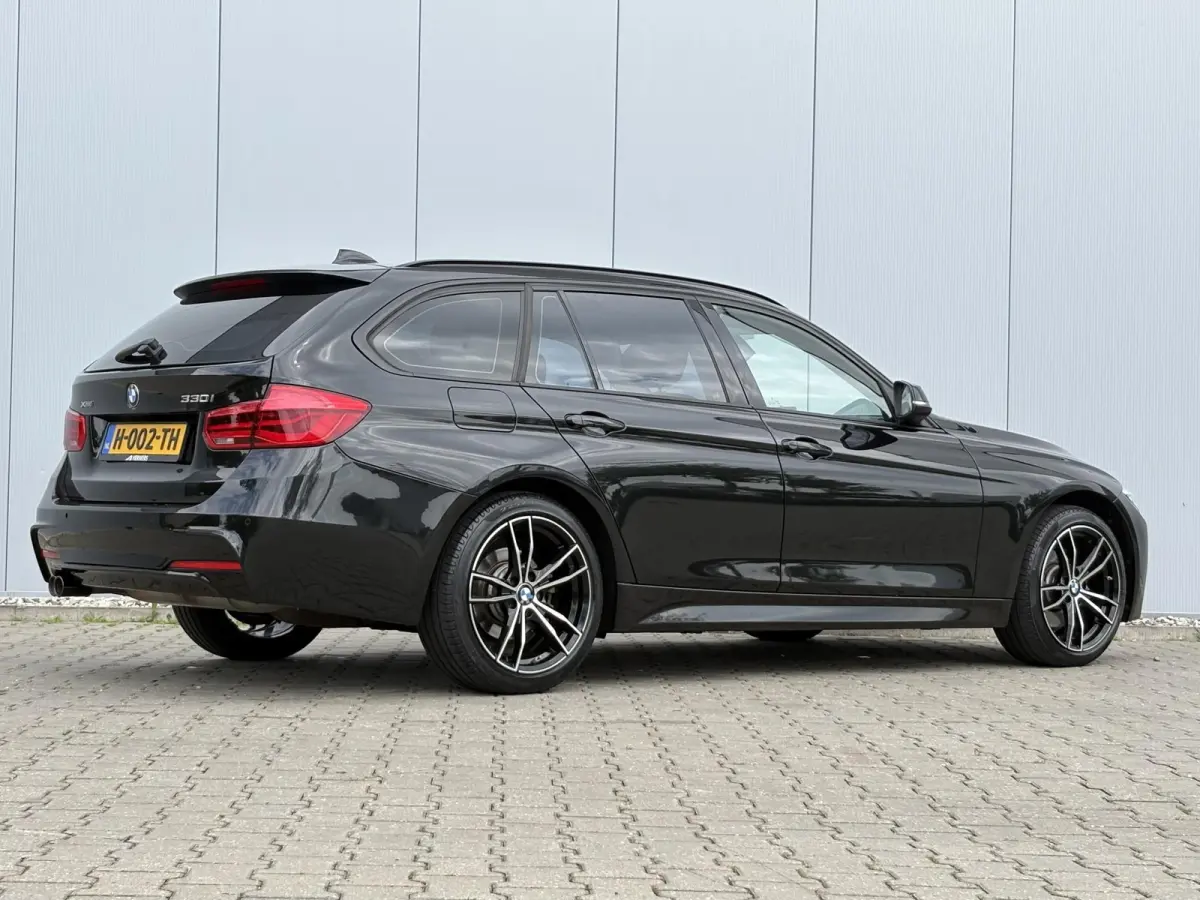 330i xDrive High Executive / 252PK / AWD / Navigatie / Parkeersensoren Voor & Achter / Elektrische achterklep / Stoelverwarming voor / LMV / Historie aanwezig / 1ste Eigenaar 5 jaar in NL / 