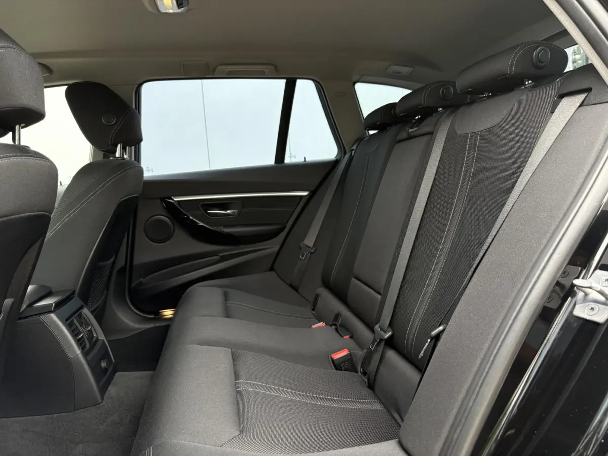 330i xDrive High Executive / 252PK / AWD / Navigatie / Parkeersensoren Voor & Achter / Elektrische achterklep / Stoelverwarming voor / LMV / Historie aanwezig / 1ste Eigenaar 5 jaar in NL / 