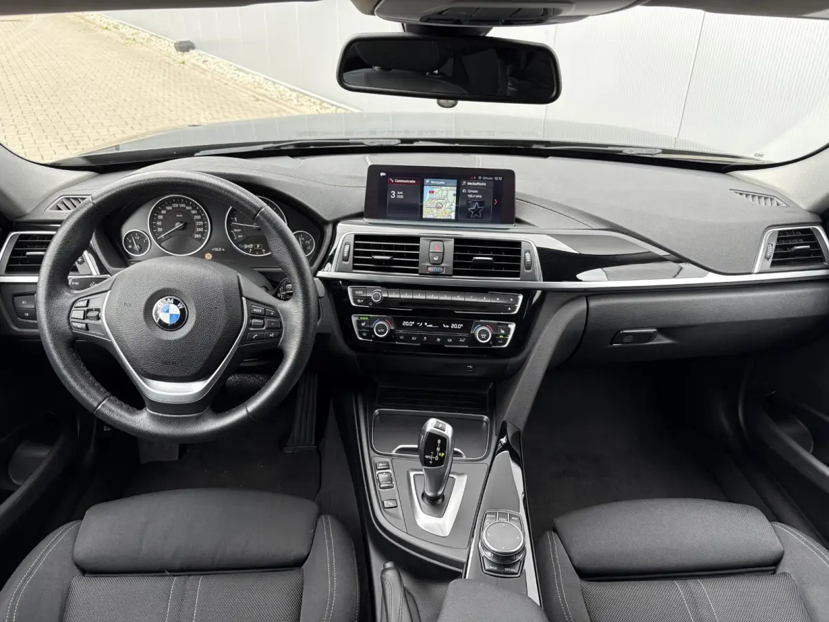330i xDrive High Executive / 252PK / AWD / Navigatie / Parkeersensoren Voor & Achter / Elektrische achterklep / Stoelverwarming voor / LMV / Historie aanwezig / 1ste Eigenaar 5 jaar in NL / 