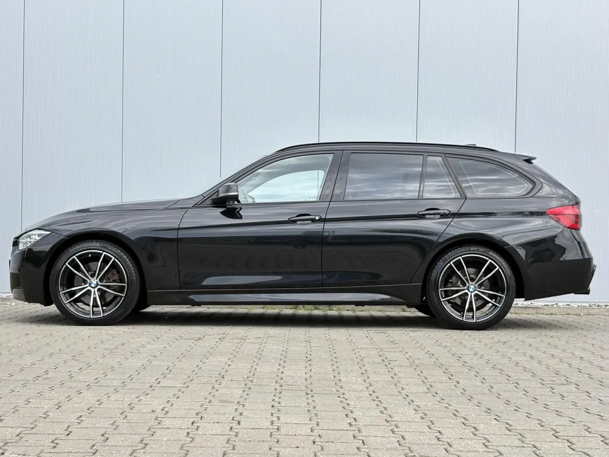 330i xDrive High Executive / 252PK / AWD / Navigatie / Parkeersensoren Voor & Achter / Elektrische achterklep / Stoelverwarming voor / LMV / Historie aanwezig / 1ste Eigenaar 5 jaar in NL / 