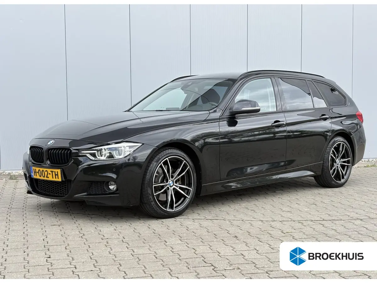 330i xDrive High Executive / 252PK / AWD / Navigatie / Parkeersensoren Voor & Achter / Elektrische achterklep / Stoelverwarming voor / LMV / Historie aanwezig / 1ste Eigenaar 5 jaar in NL / 