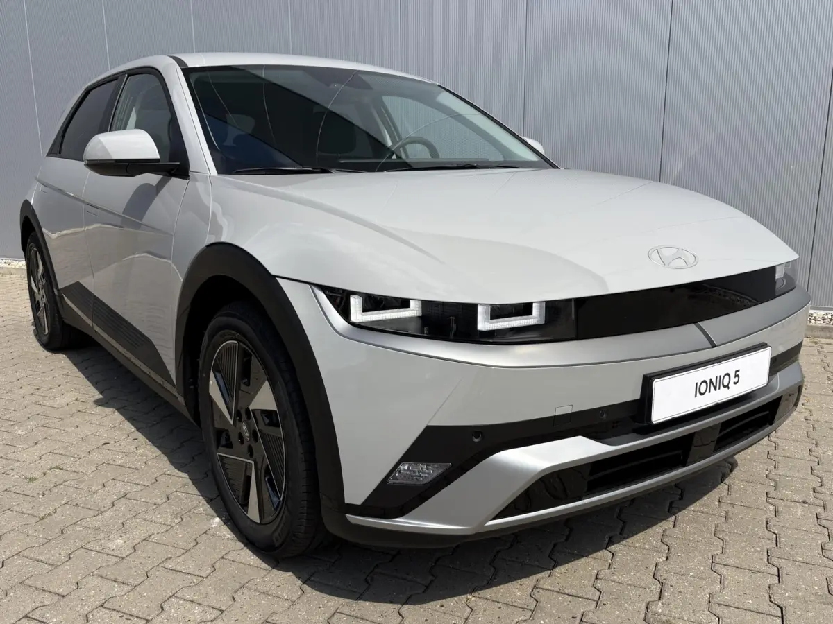 Long Range Pure Edition 84 kWh / €2000 Voordeel / Stoelverwarming voor en achter / Verschuifbare achterbank / Stuurverwarming / Navigatie / Apple Carplay/Android Auto / Lederen bekleding /