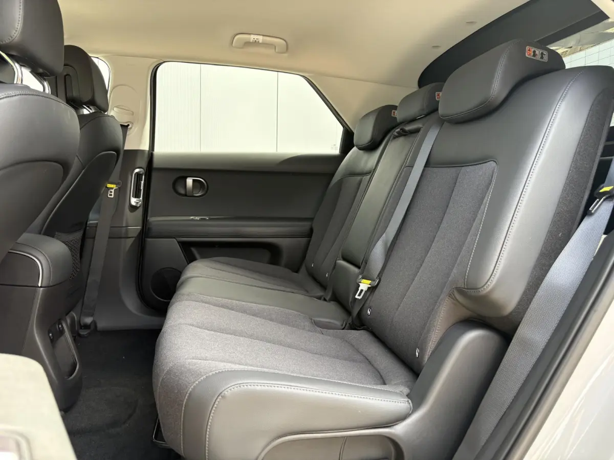 Long Range Pure Edition 84 kWh / €2000 Voordeel / Stoelverwarming voor en achter / Verschuifbare achterbank / Stuurverwarming / Navigatie / Apple Carplay/Android Auto / Lederen bekleding /