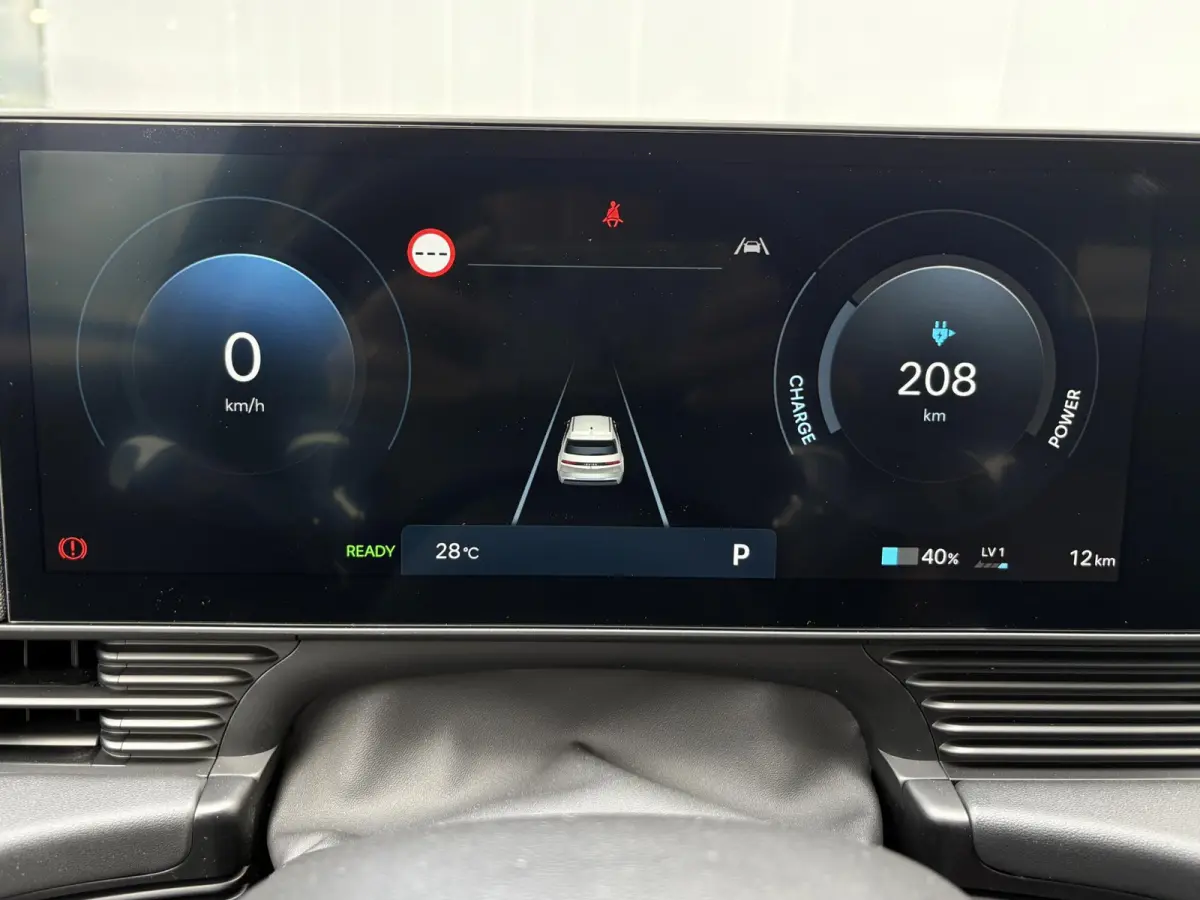 Long Range Pure Edition 84 kWh / €2000 Voordeel / Stoelverwarming voor en achter / Verschuifbare achterbank / Stuurverwarming / Navigatie / Apple Carplay/Android Auto / Lederen bekleding /