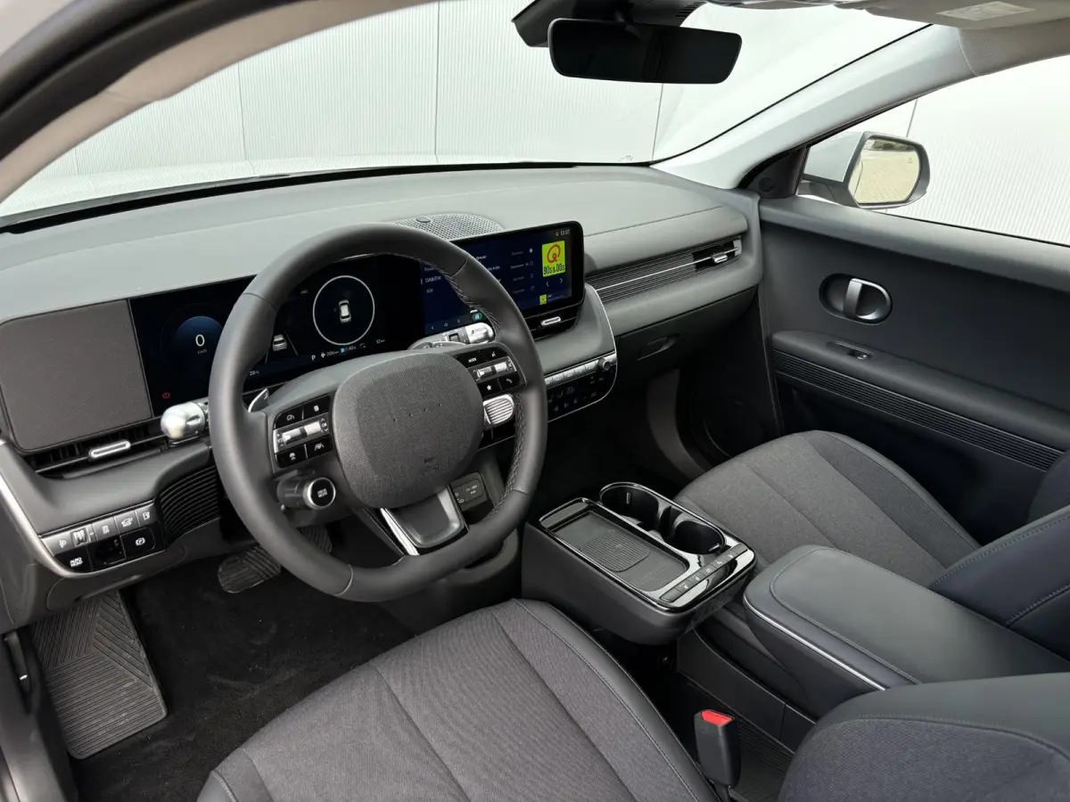Long Range Pure Edition 84 kWh / €2000 Voordeel / Stoelverwarming voor en achter / Verschuifbare achterbank / Stuurverwarming / Navigatie / Apple Carplay/Android Auto / Lederen bekleding /