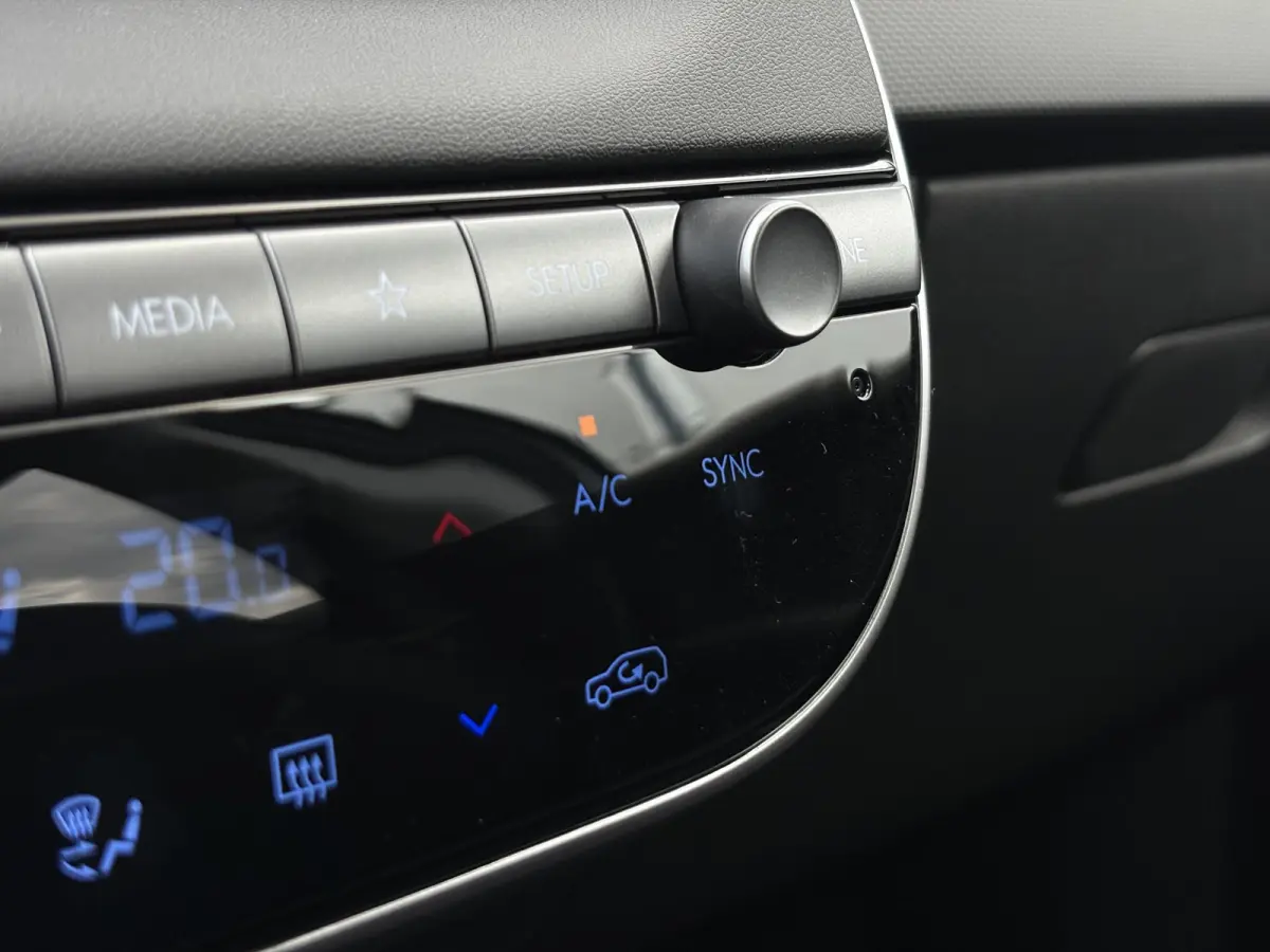 Long Range Pure Edition 84 kWh / €2000 Voordeel / Stoelverwarming voor en achter / Verschuifbare achterbank / Stuurverwarming / Navigatie / Apple Carplay/Android Auto / Lederen bekleding /