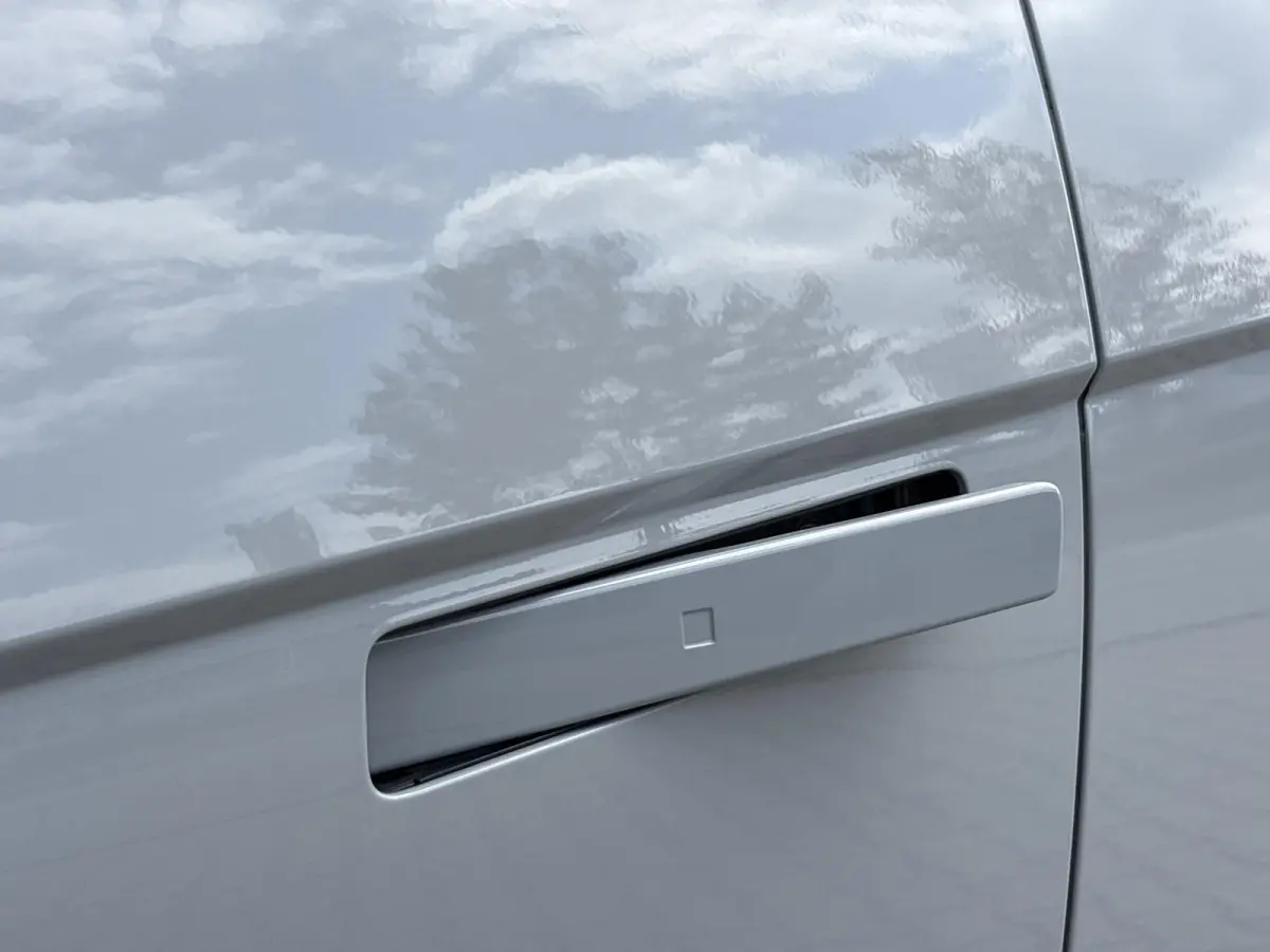 Long Range Pure Edition 84 kWh / €2000 Voordeel / Stoelverwarming voor en achter / Verschuifbare achterbank / Stuurverwarming / Navigatie / Apple Carplay/Android Auto / Lederen bekleding /